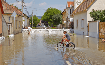 Hochwasser Junge mit Fahrrad