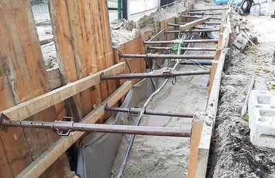 Rohr beim Einbau in schwierigen Verhältnissen