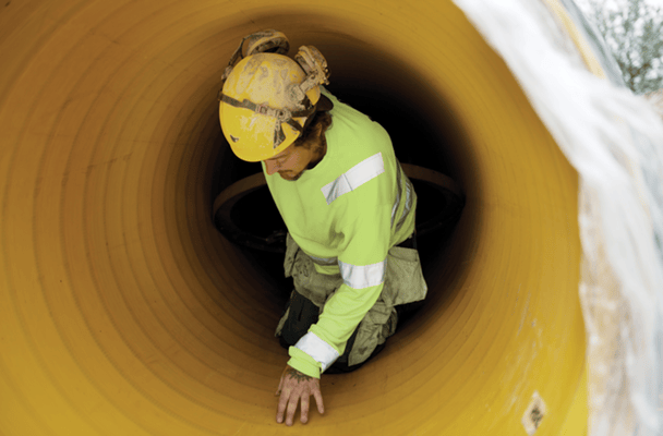 Handwerker in Roehre