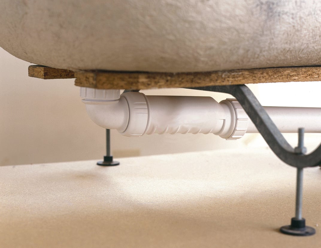 HepVo-waterless-self-sealing-waste-valve-installation-shot-below-bathtub_300dpi_3180x2453px_X_NR-1048-scaled-1