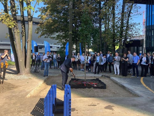 Wavin_sadzenie symbolicznego drzewa w Katowicach małe