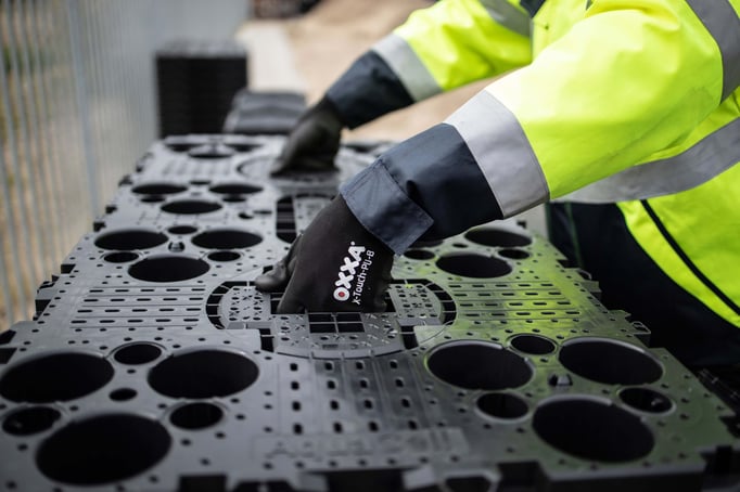 Worker lifting AquaCell NG crate