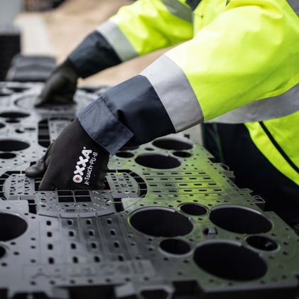 Worker lifting AquaCell NG crate-2