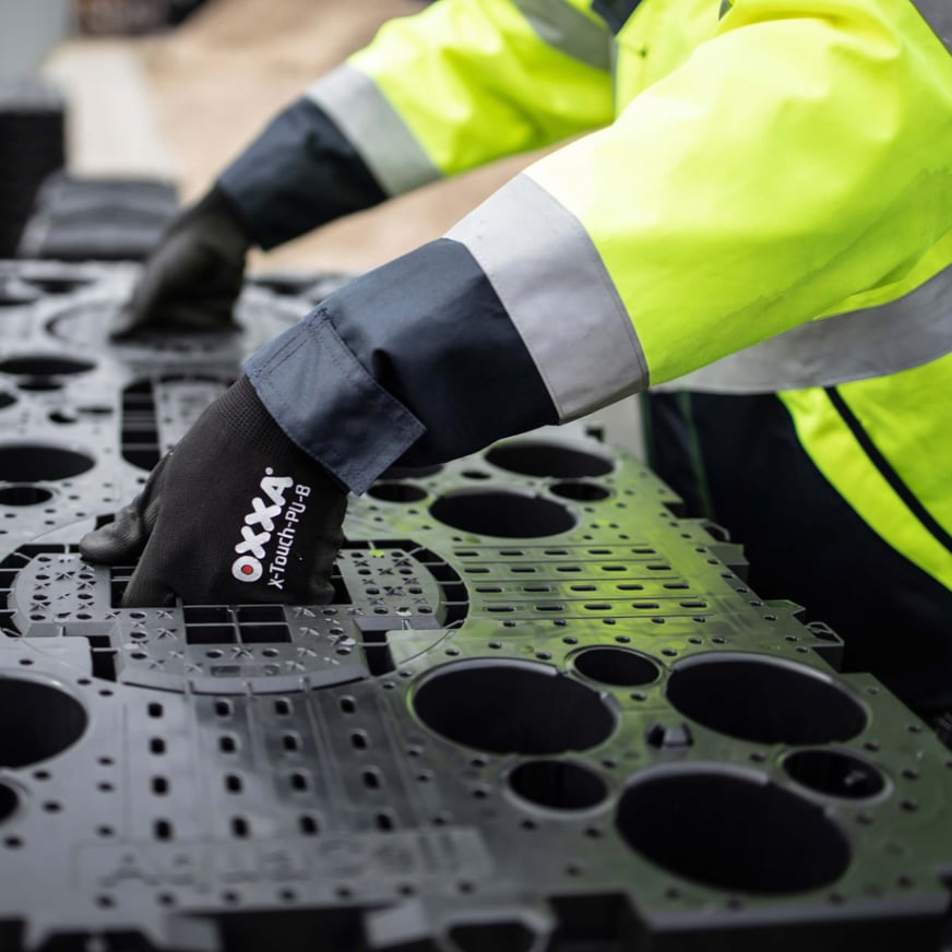 Worker lifting AquaCell NG crate-2