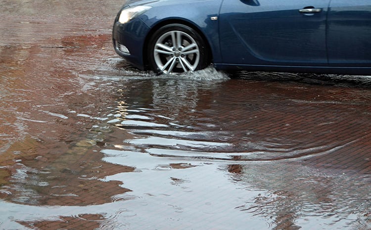 f car driving on flooded street Amersfoort 750 x 465