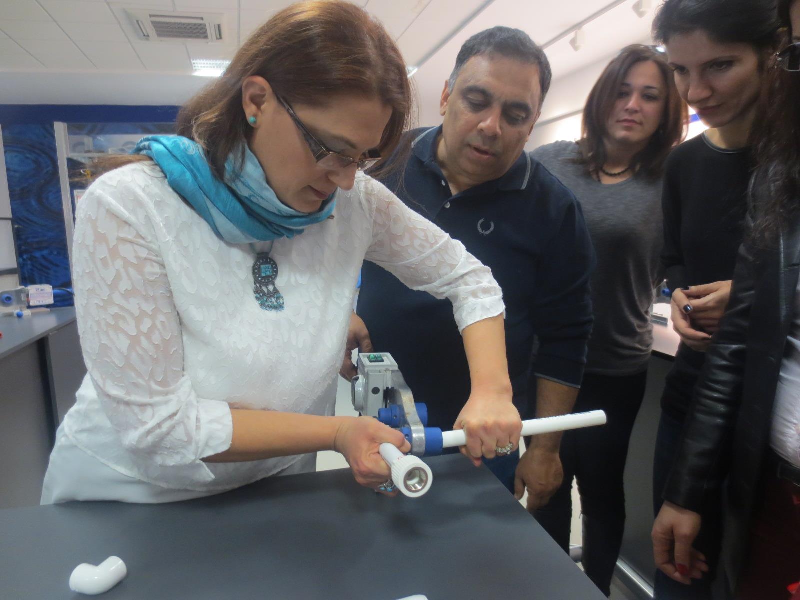 Bezoekers van Wavin Academy in Turkije testen onze Hep20 producten.