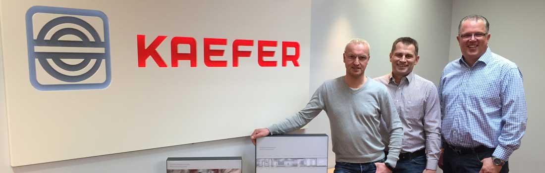 Wavin Mitarbeiter Dirk Franke mit Partnern der Firma Kaefer