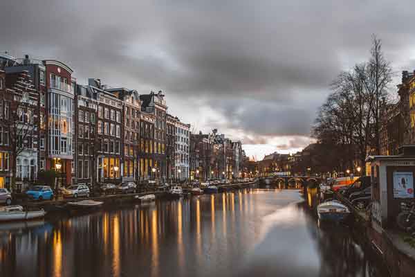 Una foto de un rio en Ámsterdam