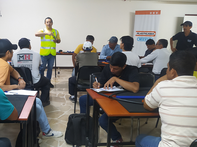 Plastigama Wavin capacita a gasfiteros y obreros en Guayaquil